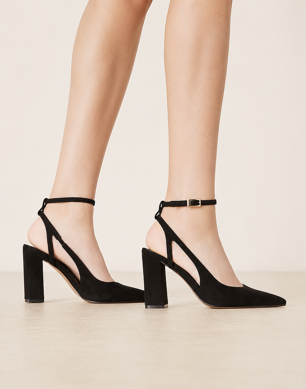 Schwarze Pumps Damen mit Blockabsatz und spitzer Schuhspitze Vorderansicht