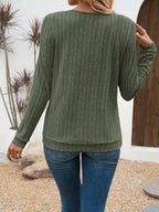 Geripptes Langarmoberteil in Army Green mit luxuriösem Schlüsselloch-Detail. 2