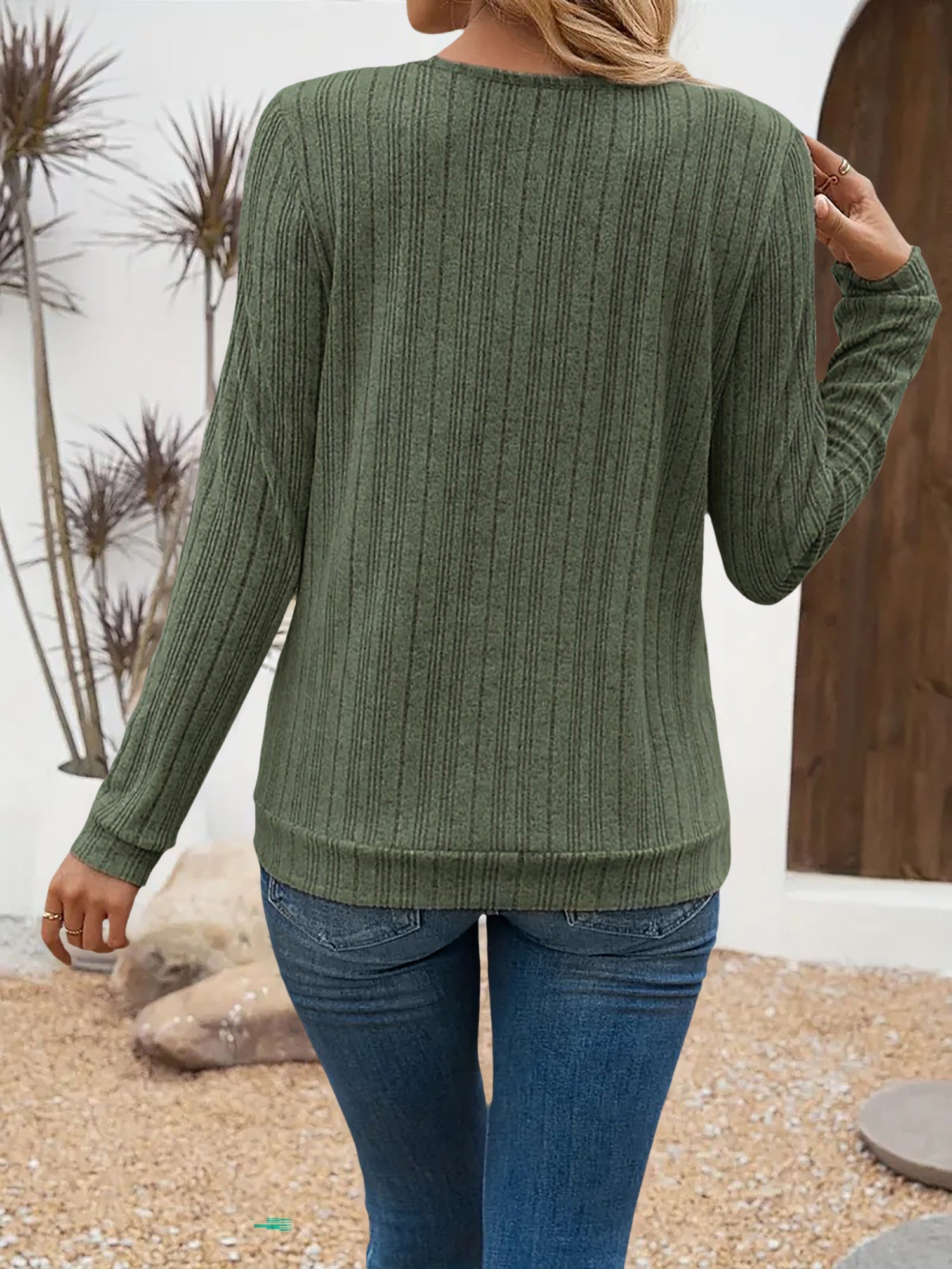 Geripptes Langarmoberteil in Army Green mit luxuriösem Schlüsselloch-Detail. 2