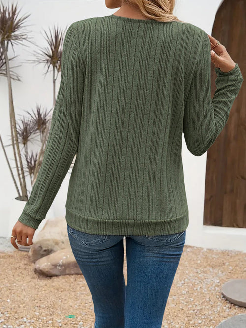 Geripptes Langarmoberteil in Army Green mit luxuriösem Schlüsselloch-Detail. 2