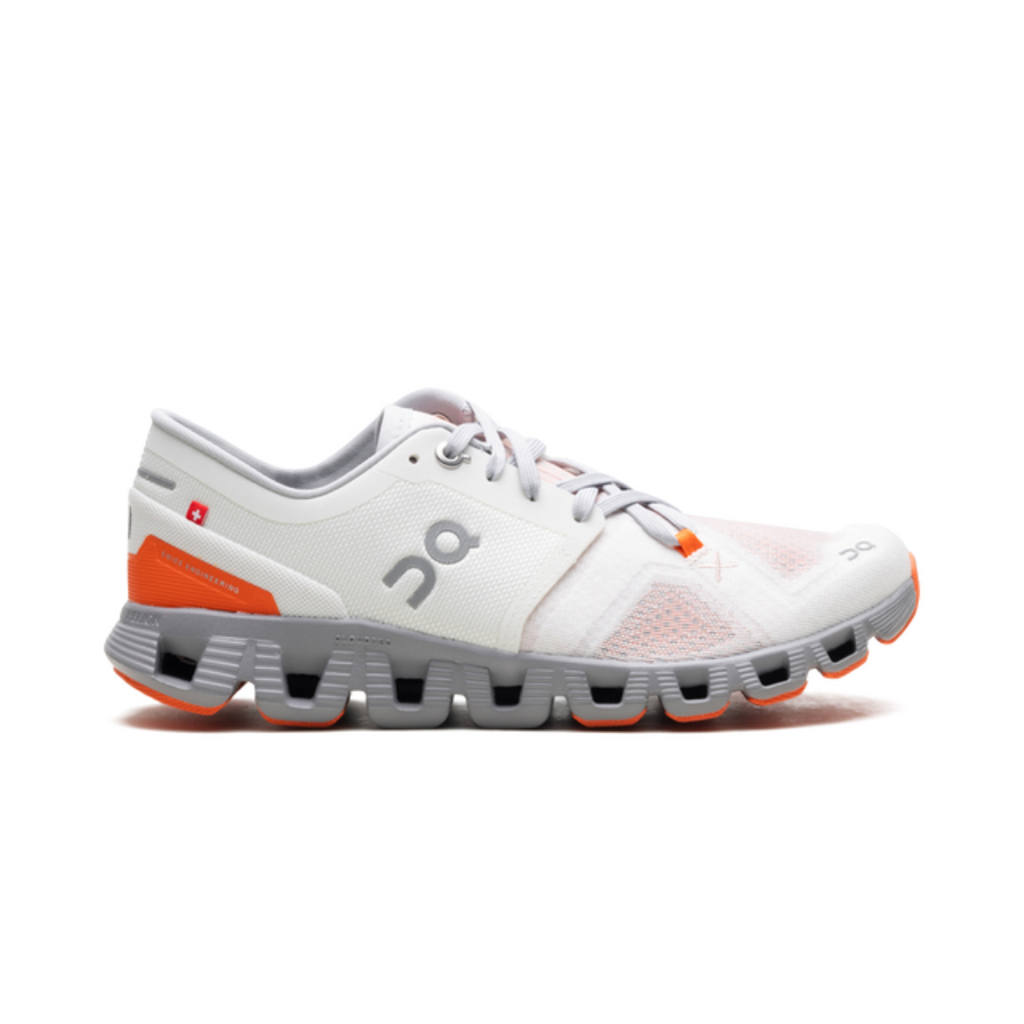 On Running Cloud X 3 Laufschuhe in Ivory und Alloy