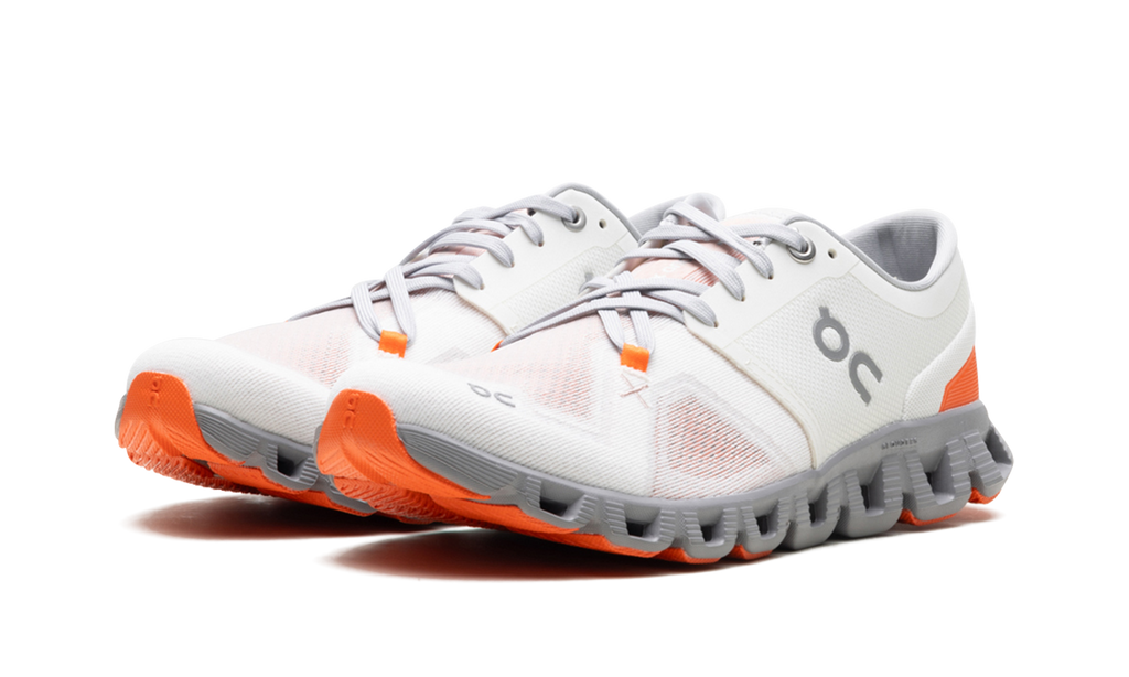 On Running Cloud X 3 Laufschuhe in Ivory und Alloy 2