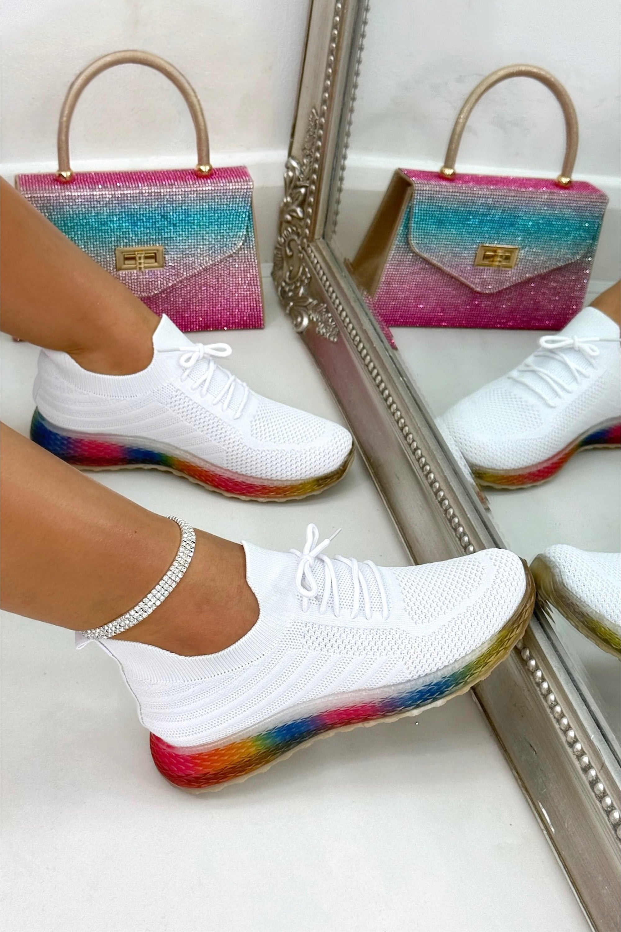 Sneaker mit Neon-Akzenten in Weiß