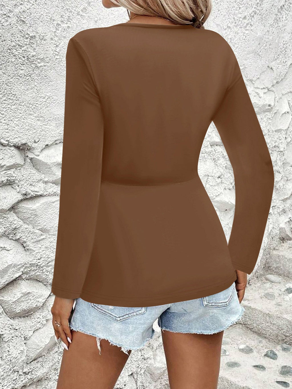 Drapiertes V-Ausschnitt Top mit luxuriösem Twist Detail in Schwarz. 8