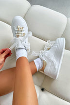 Elegante Sneaker mit Perlen und Charms in Weiß