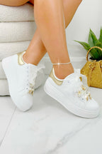 Elegante Sneaker mit Perlen und Charms in Weiß 2