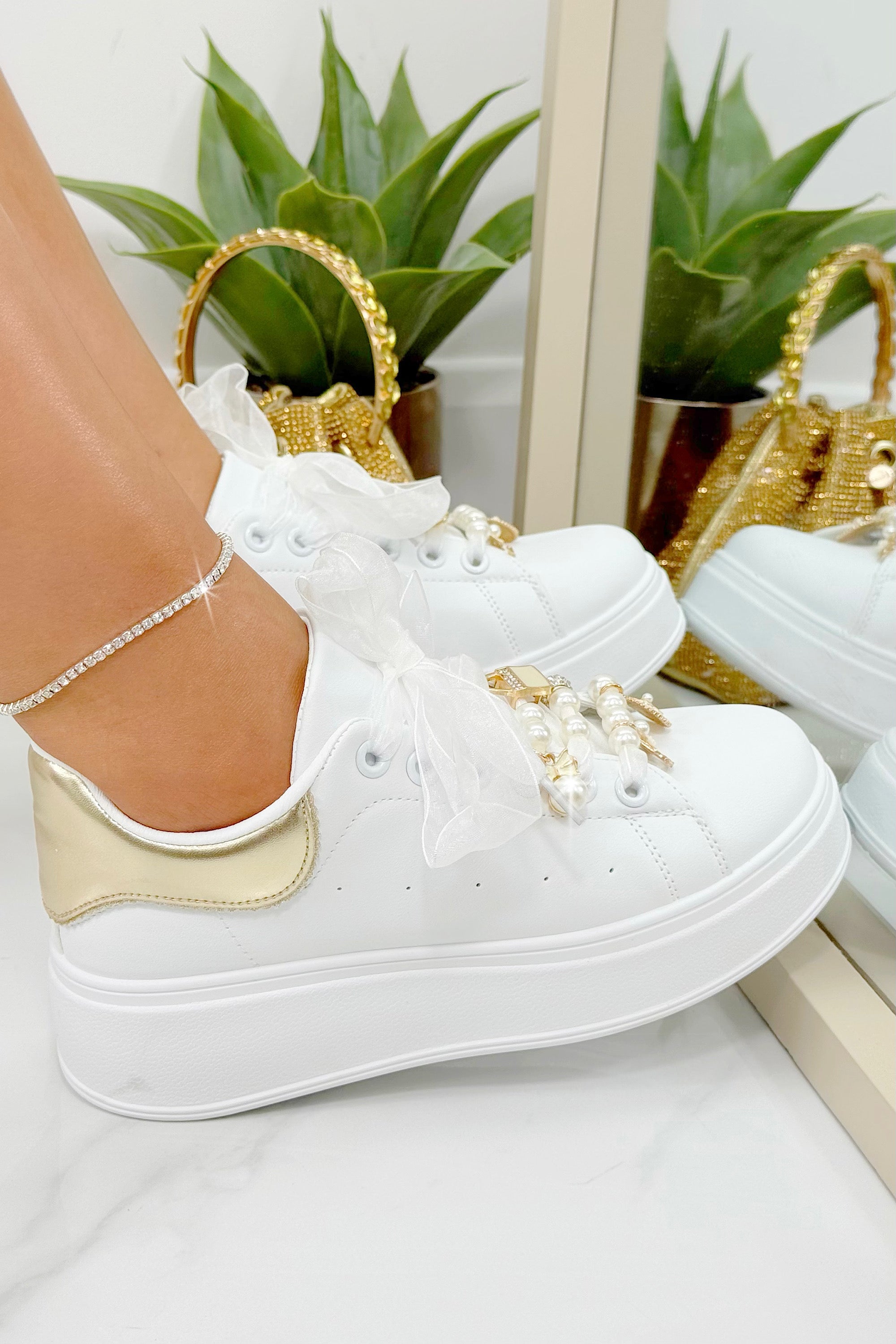 Elegante Sneaker mit Perlen und Charms in Weiß 3