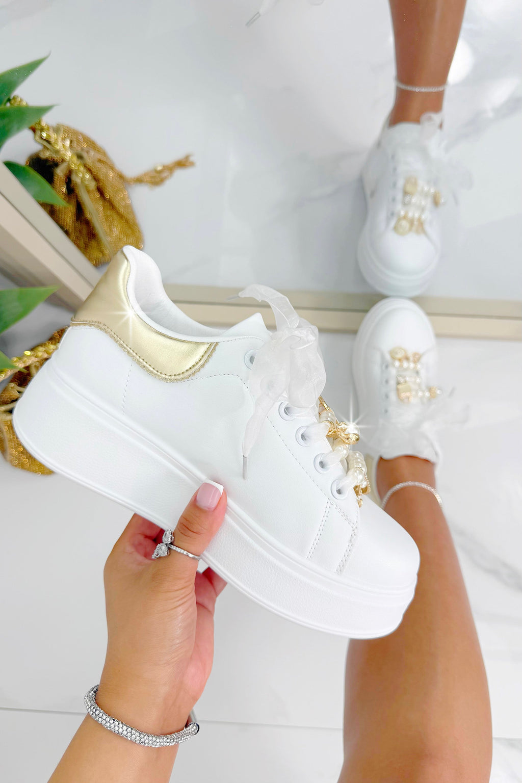 Elegante Sneaker mit Perlen und Charms in Weiß 5