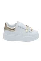 Elegante Sneaker mit Perlen und Charms in Weiß 8