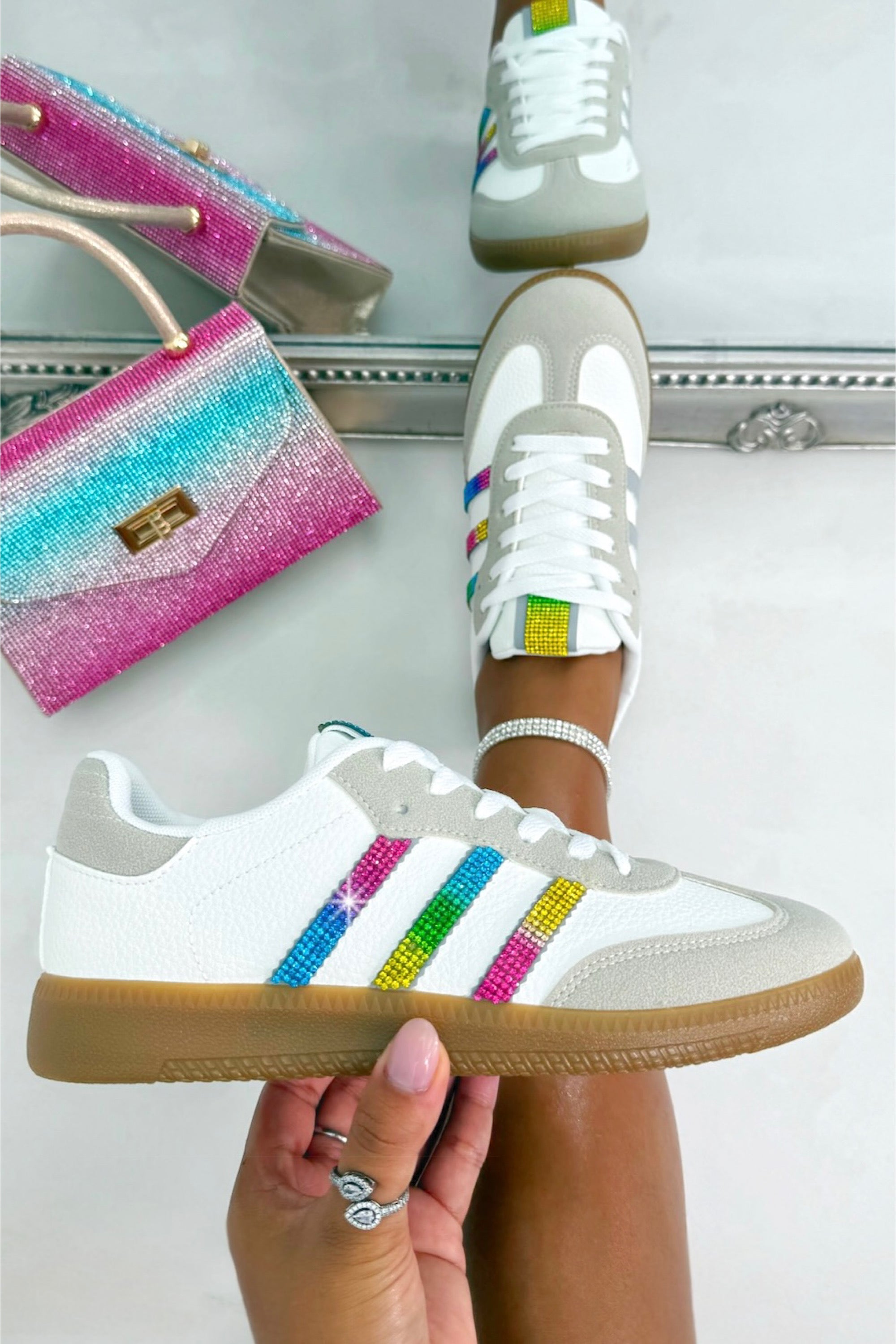 Turnschuhe Weiß mit Kristalldetails