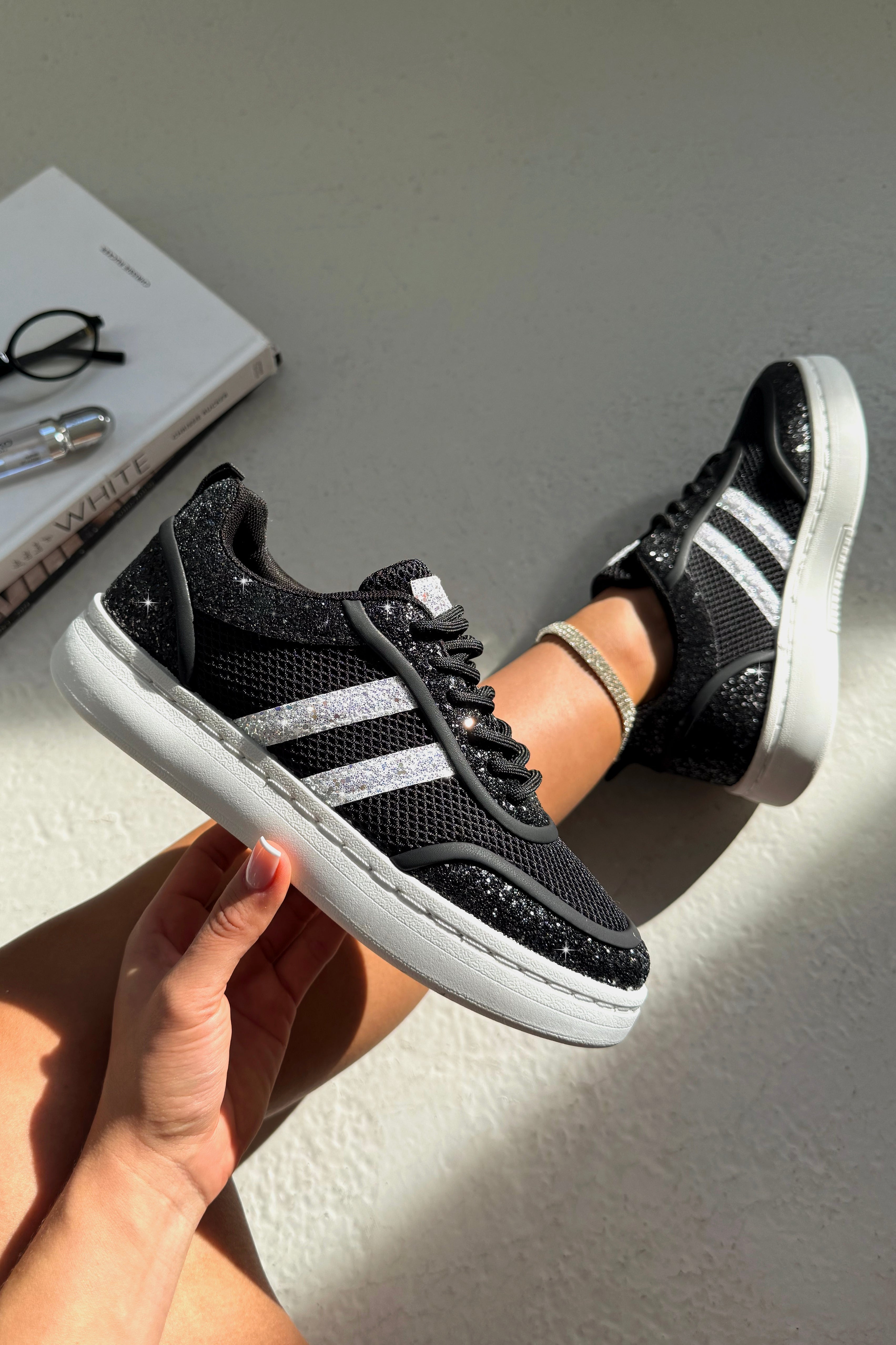 Damen Sneaker Schwarz mit Glitzerstreifen