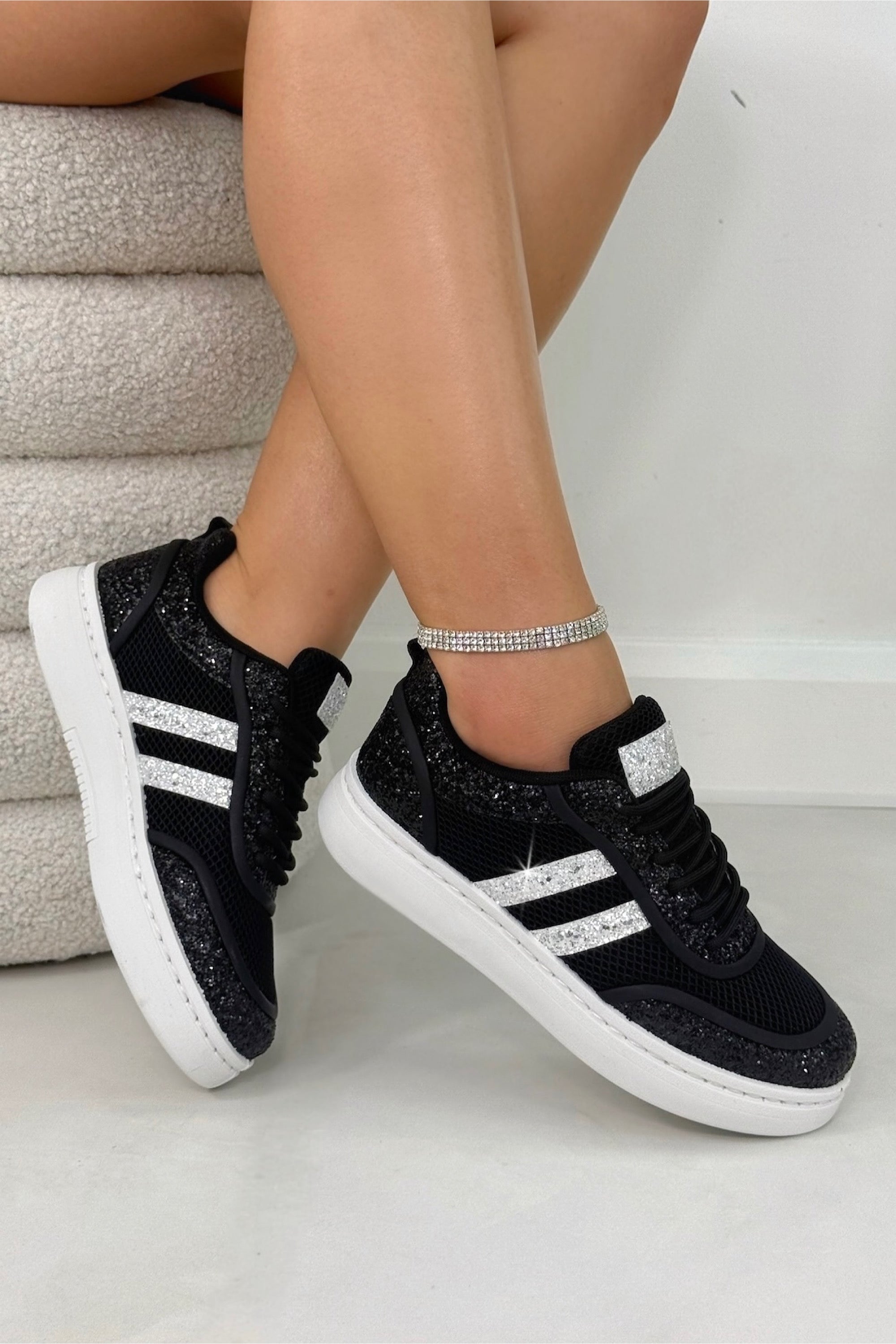 Damen Sneaker Schwarz mit Glitzerstreifen 3