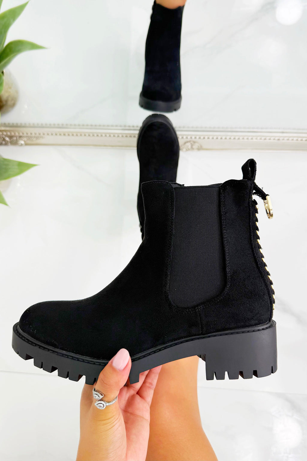 Glitzernde Chainstorm Stiefel in Schwarz mit Ketten-Schnürung 4