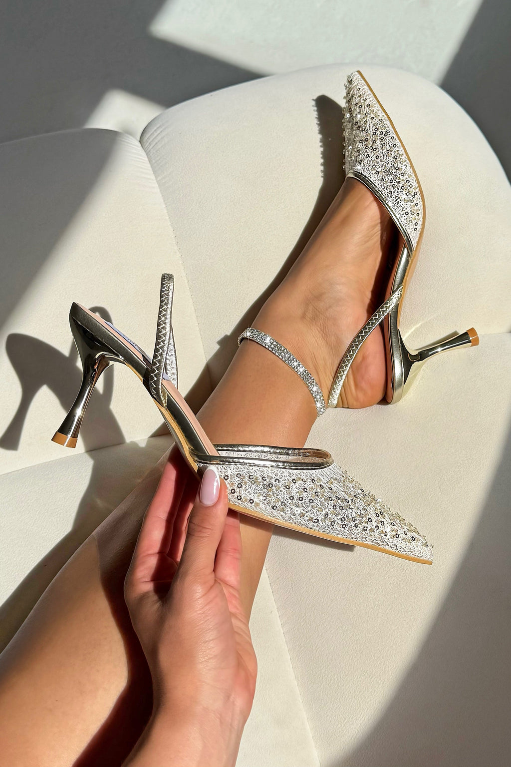 Glitzernde himmlische Slingback-Absätze in Gold mit zartem Spitzenüberzug.