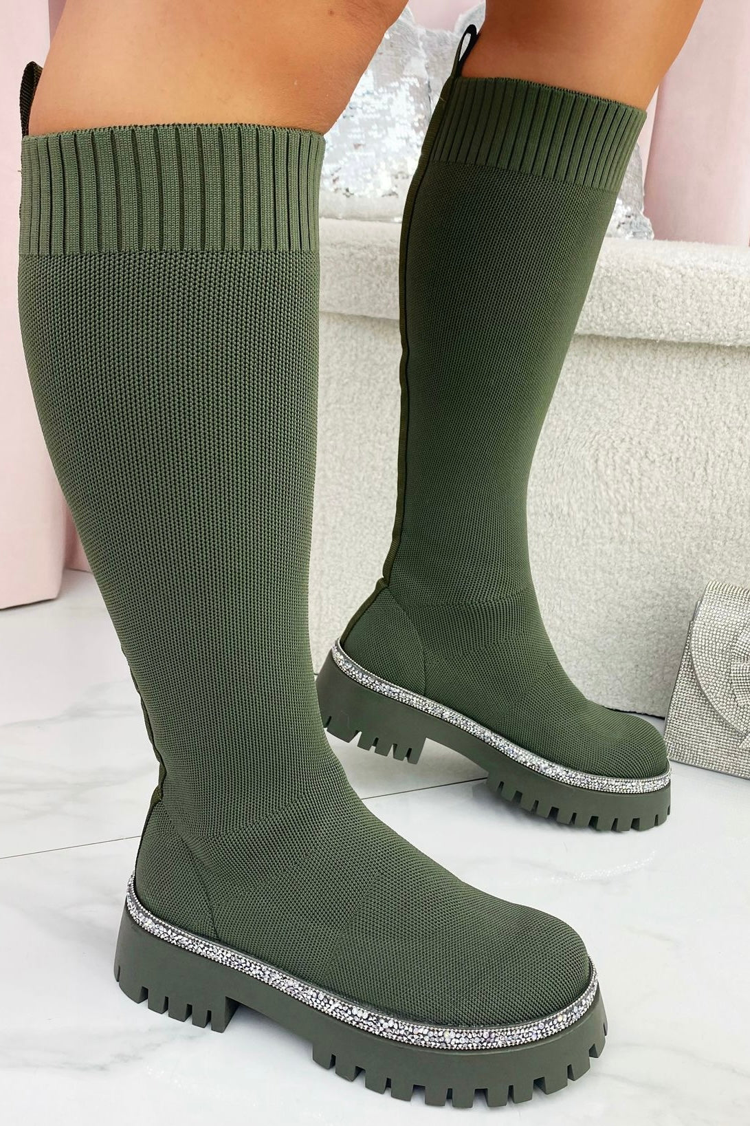 Glitzernde knöchelhohe Sockenschuhe in Khaki für stilvolle Herbsttage. 2