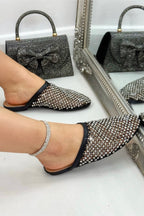 Glitzernde Prism Glow Mule Sliders in Schwarz mit kristallverzierter Mesh-Oberfläche.