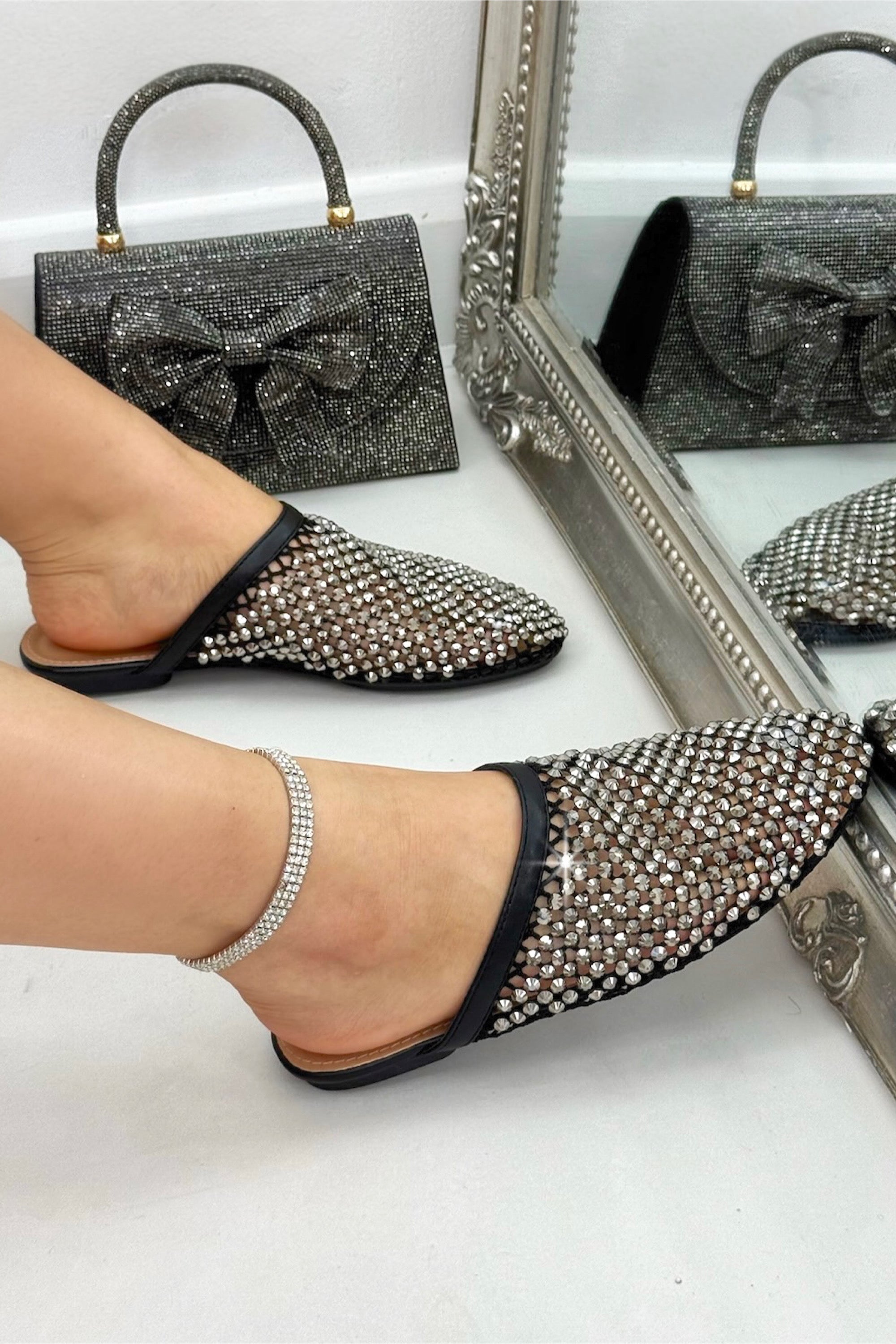Glitzernde Prism Glow Mule Sliders in Schwarz mit kristallverzierter Mesh-Oberfläche.