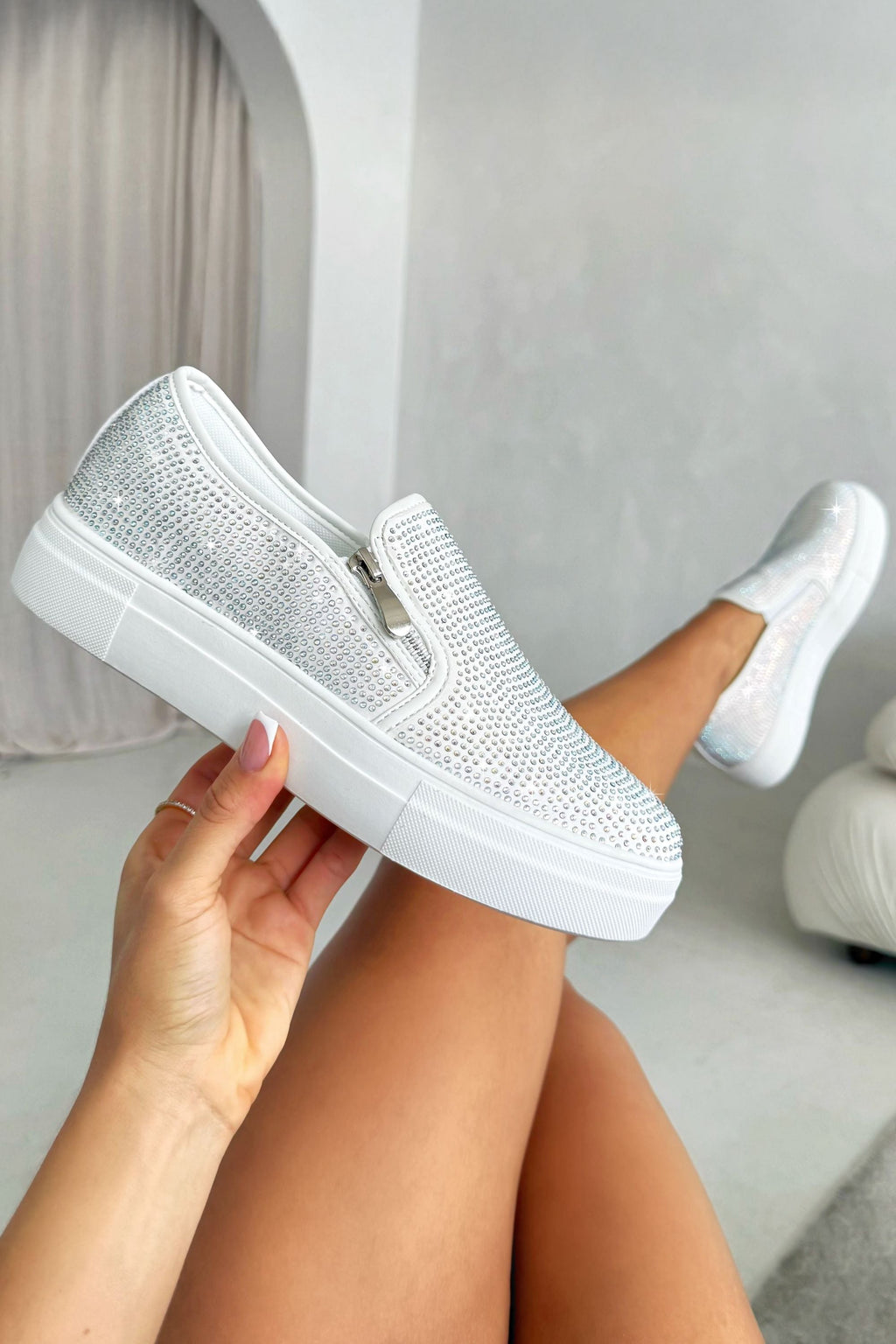 Glitzernde Slip-On Sneaker in Weiß mit Kristallverzierung