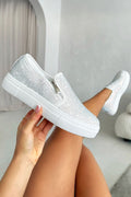 Glitzernde Slip-On Sneaker in Weiß mit Kristallverzierung