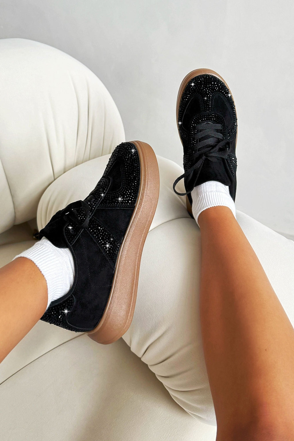 Glitzernde Sneaker in Schwarz mit Strass und Gummisohle