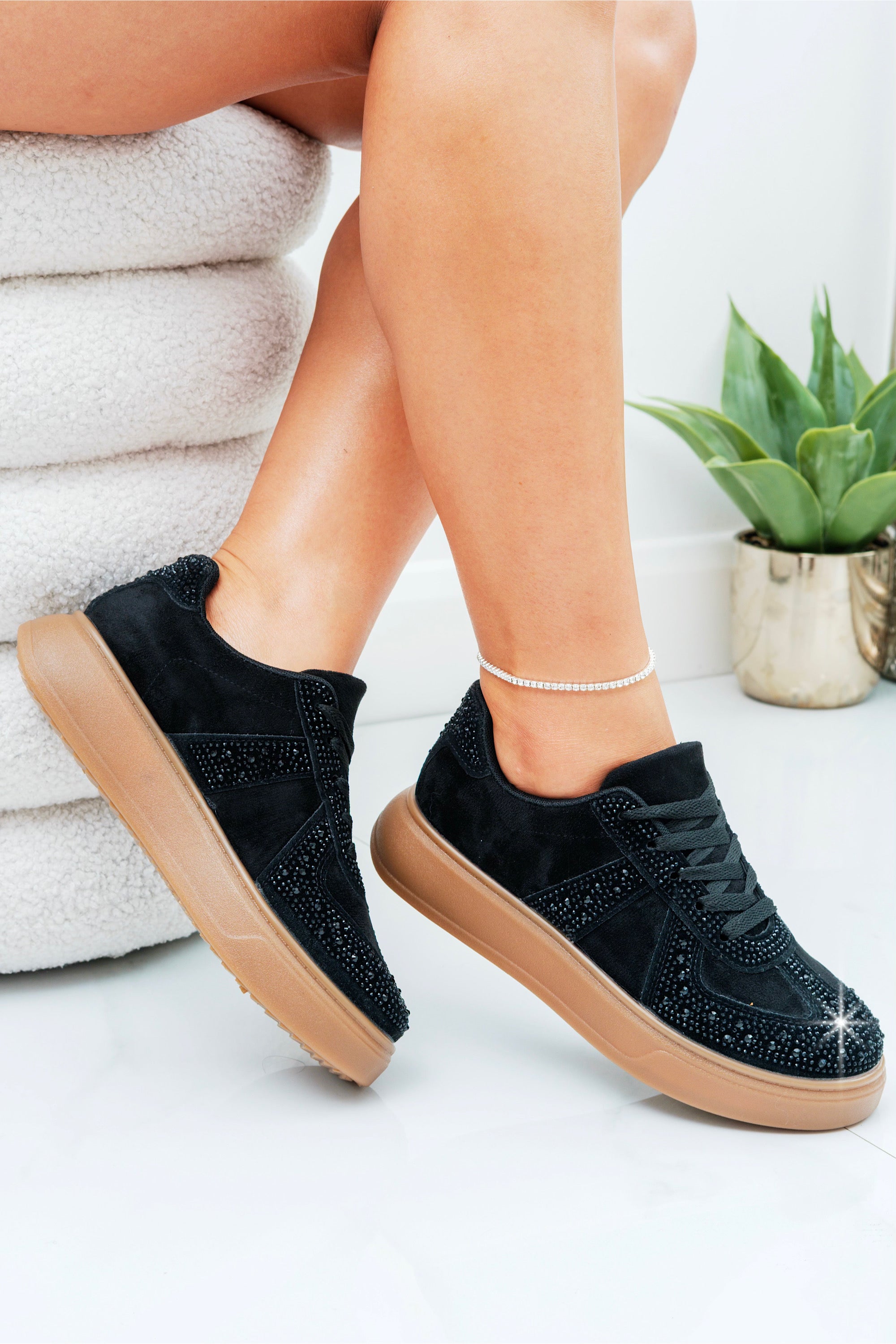 Glitzernde Sneaker in Schwarz mit Strass und Gummisohle 2