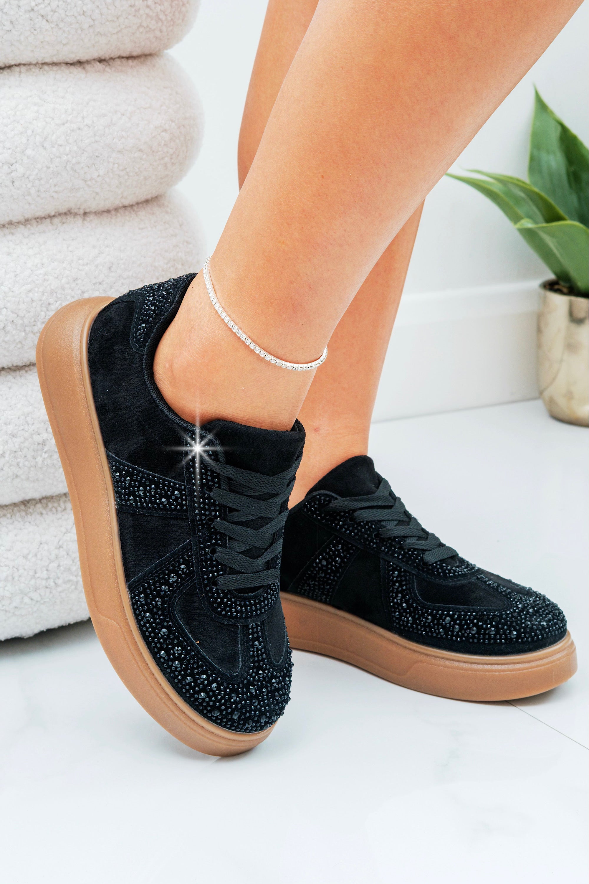 Glitzernde Sneaker in Schwarz mit Strass und Gummisohle 3