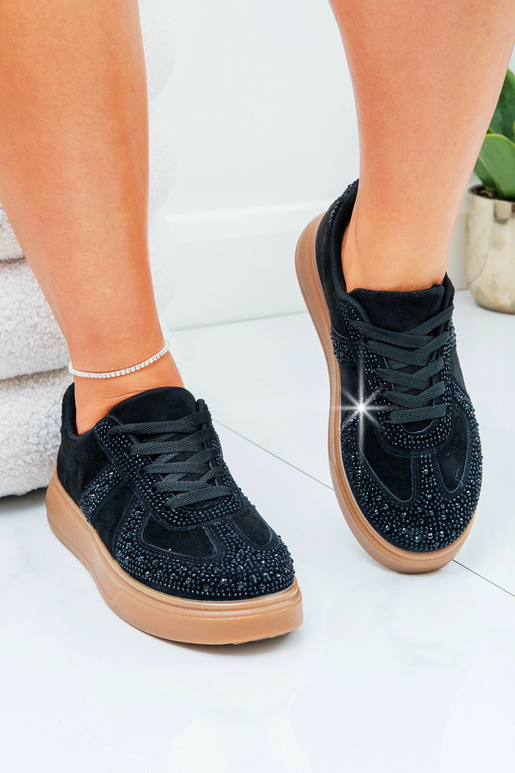 Glitzernde Sneaker in Schwarz mit Strass und Gummisohle 4