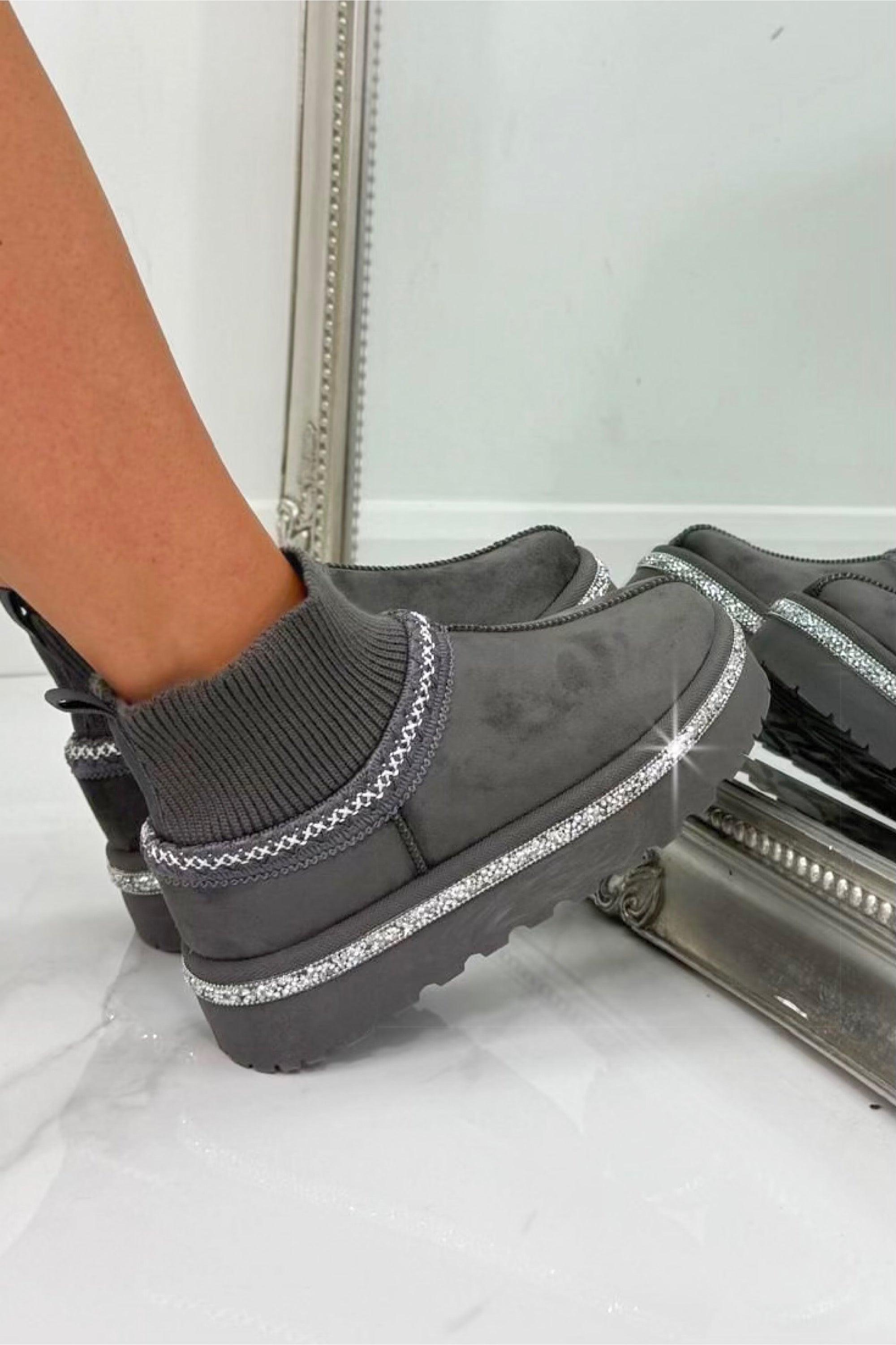 Glitzernde Stretch Sock Warmer Mini Snugg Slipper Boots in Grau 3
