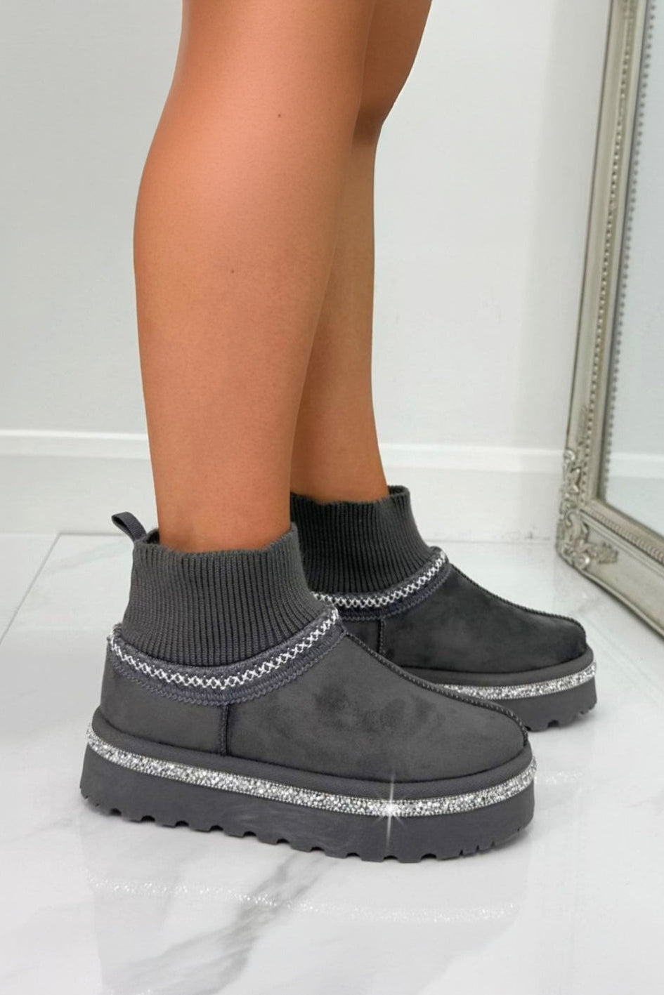 Glitzernde Stretch Sock Warmer Mini Snugg Slipper Boots in Grau 4