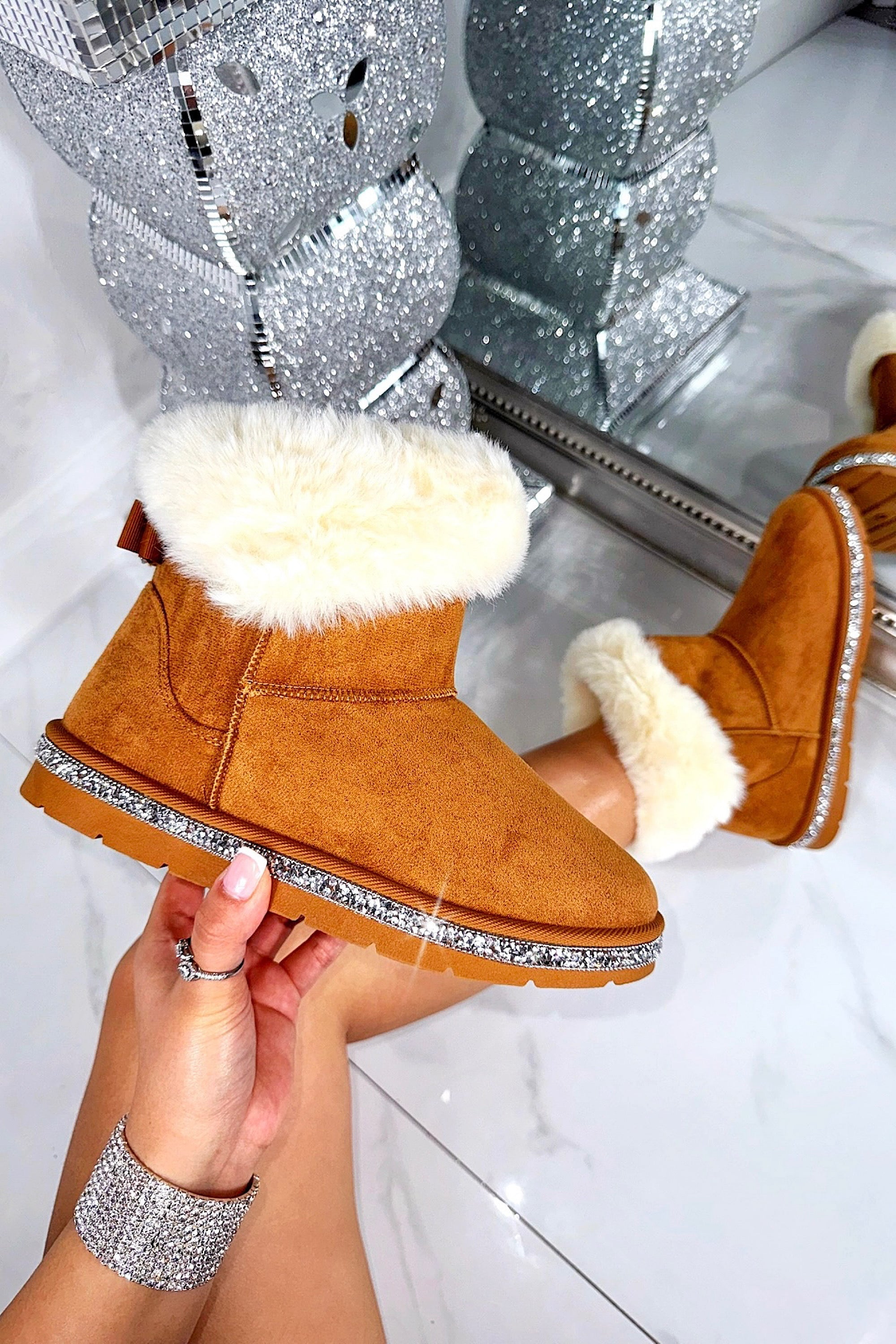 Gemütliche Kristall Faux Wildleder Snuggle Cloud Cuff Fleece Boots in Camel 3