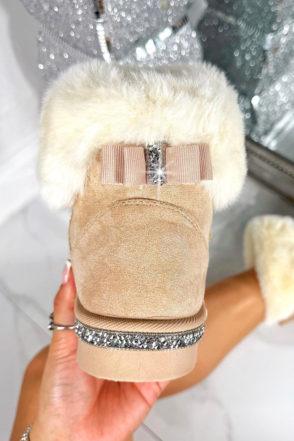 Gemütliche Kristall Faux Wildleder Snuggle Cloud Cuff Fleece Boots in Nude.