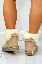 Gemütliche Kristall Faux Wildleder Snuggle Cloud Cuff Fleece Boots in Nude. 3