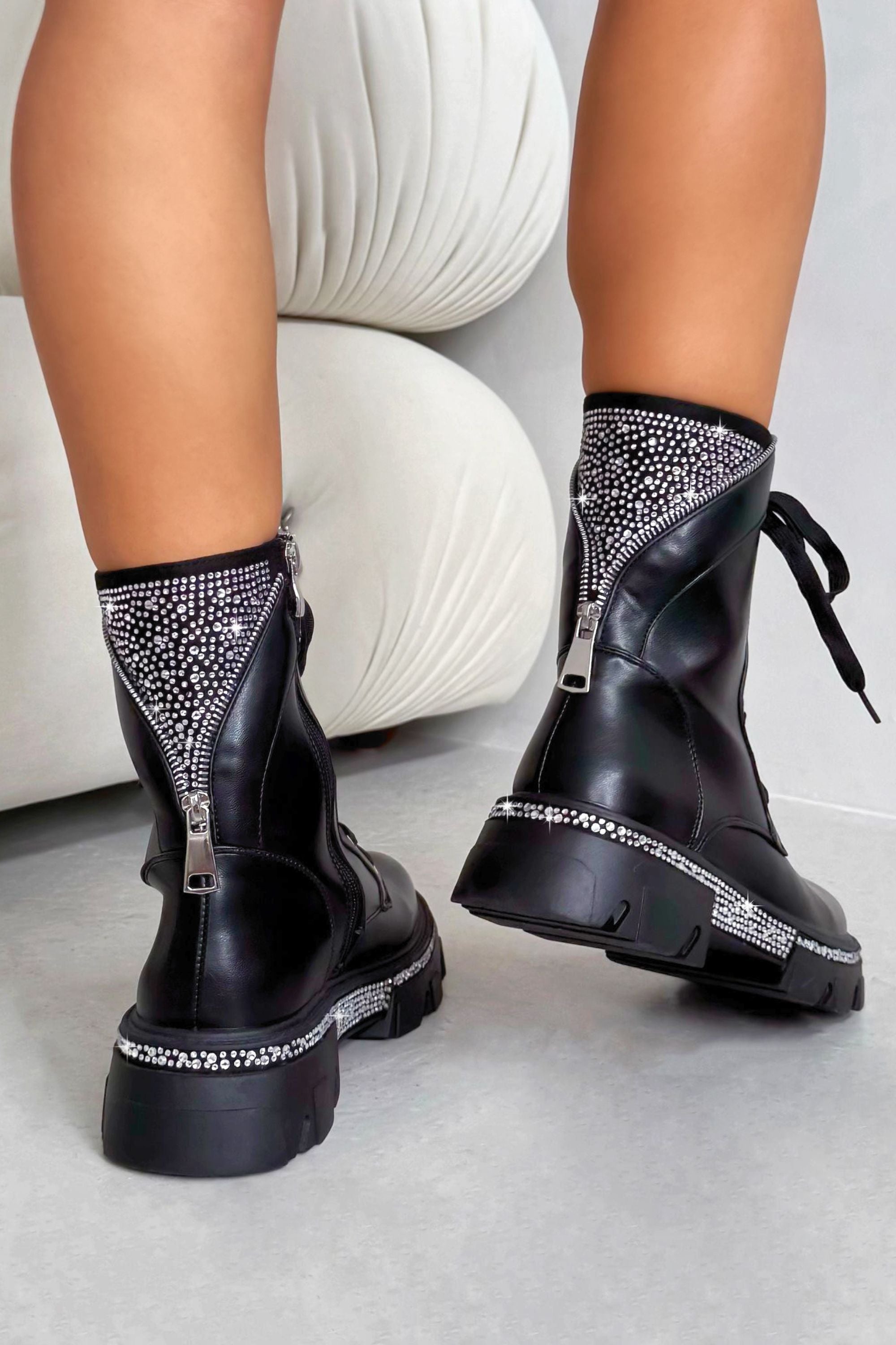 Kristall Glamour Krieger Biker Stiefel in Schwarz mit funkelnden Verzierungen.