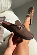 Glamouröse Kristall Slip-On Clogs aus Wildleder in Braun