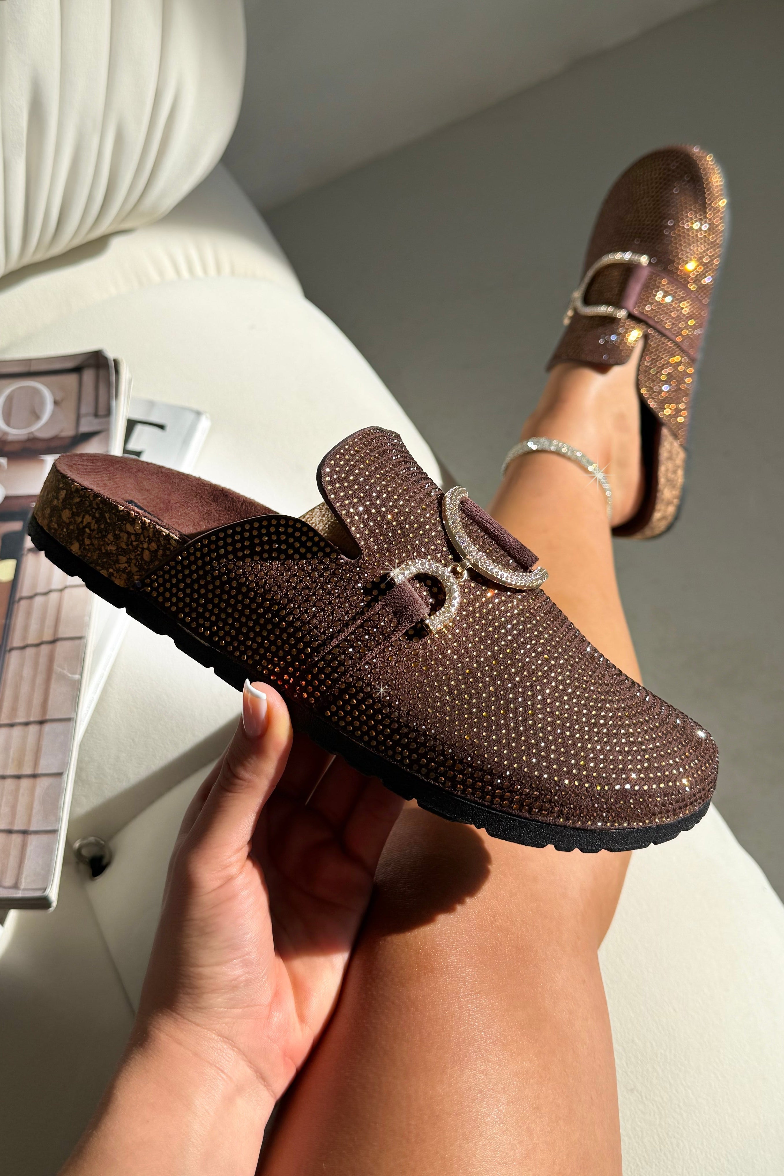 Glamouröse Kristall Slip-On Clogs aus Wildleder in Braun