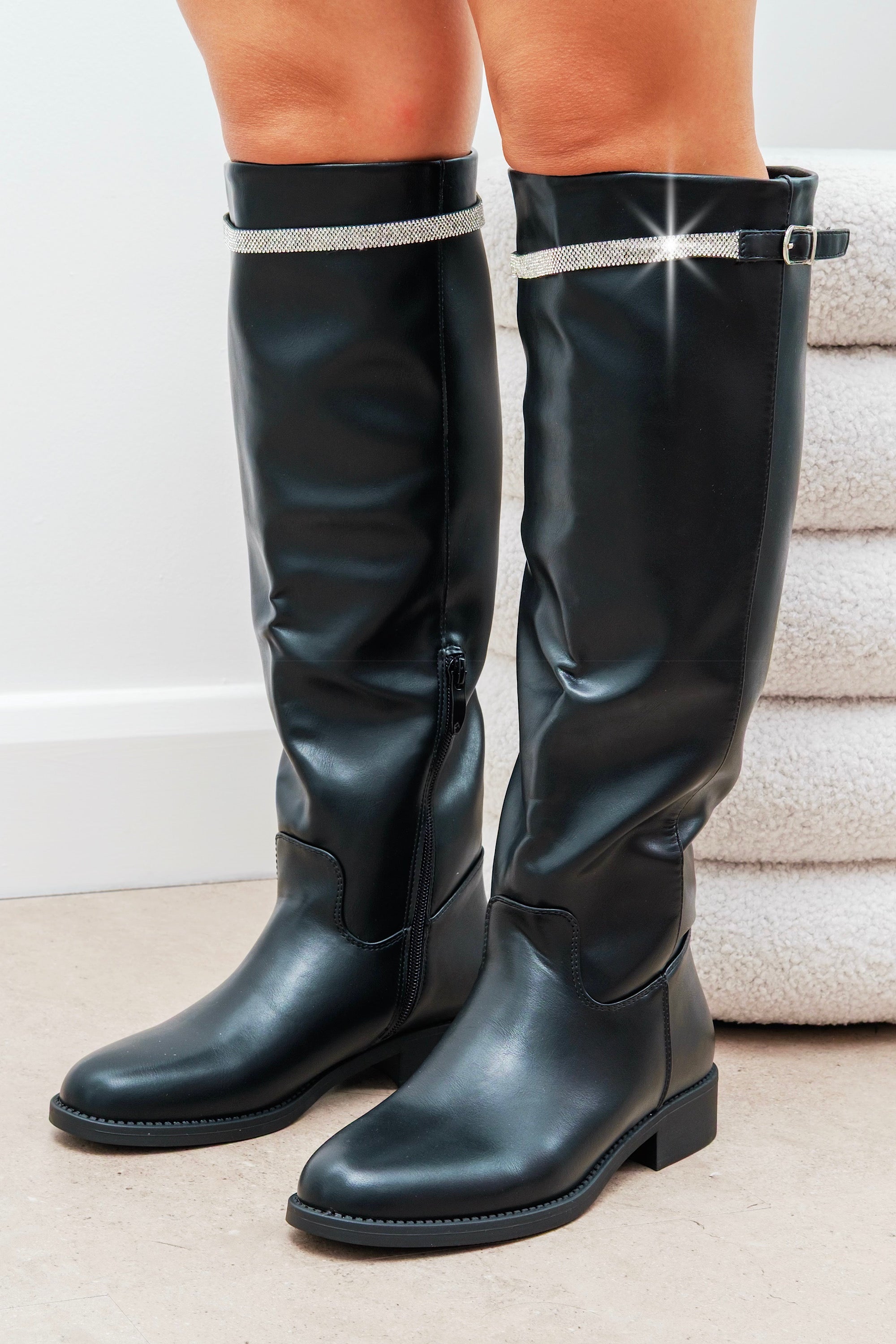 Elegante schwarze Kristall Reign Reiter Stiefel mit Glitzerbesatz.