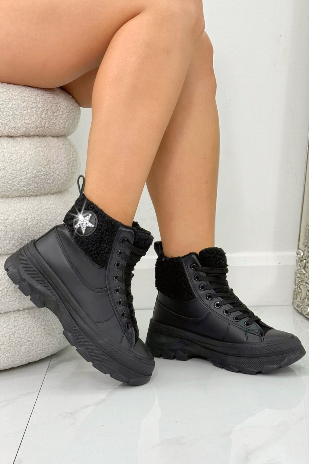 Kristallverzierte Plattform Stiefeletten in Schwarz, ideal für jeden Anlass. 2