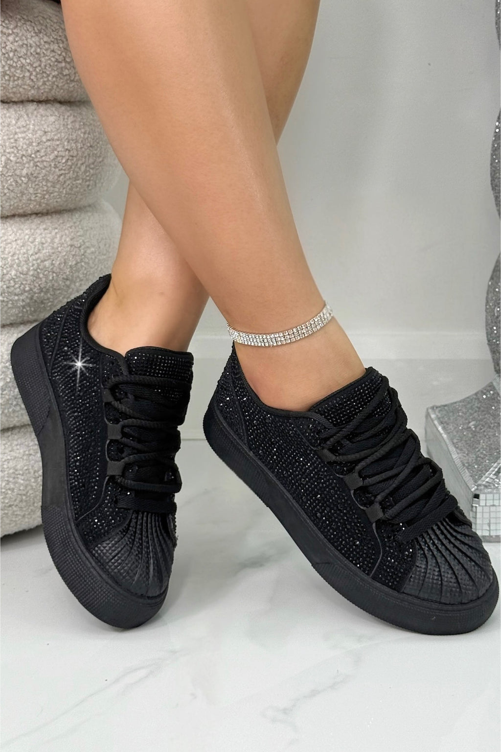 Kristallverzierte schwarze Schnürtrainer für Damen 2