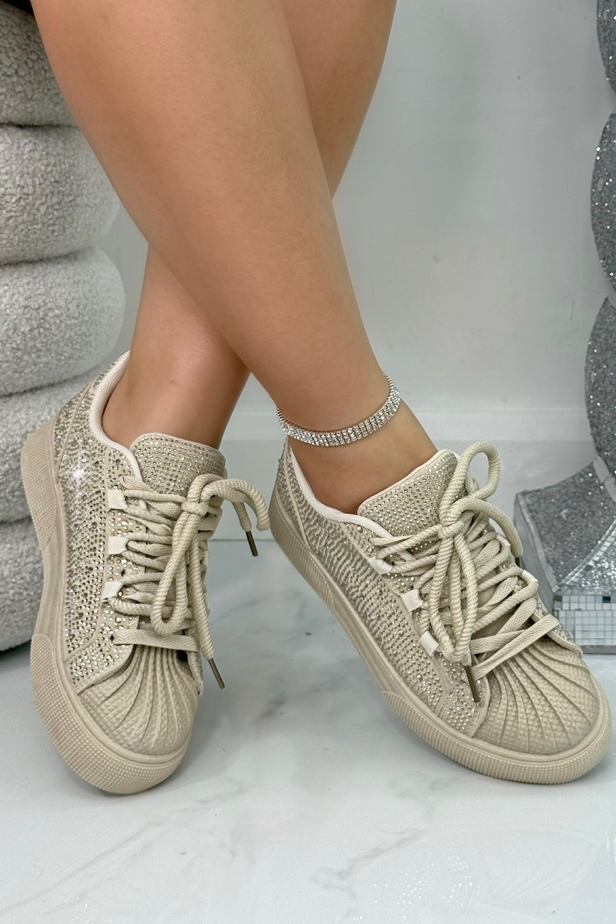 Schnürtrainer Beige mit Kristallverzierung