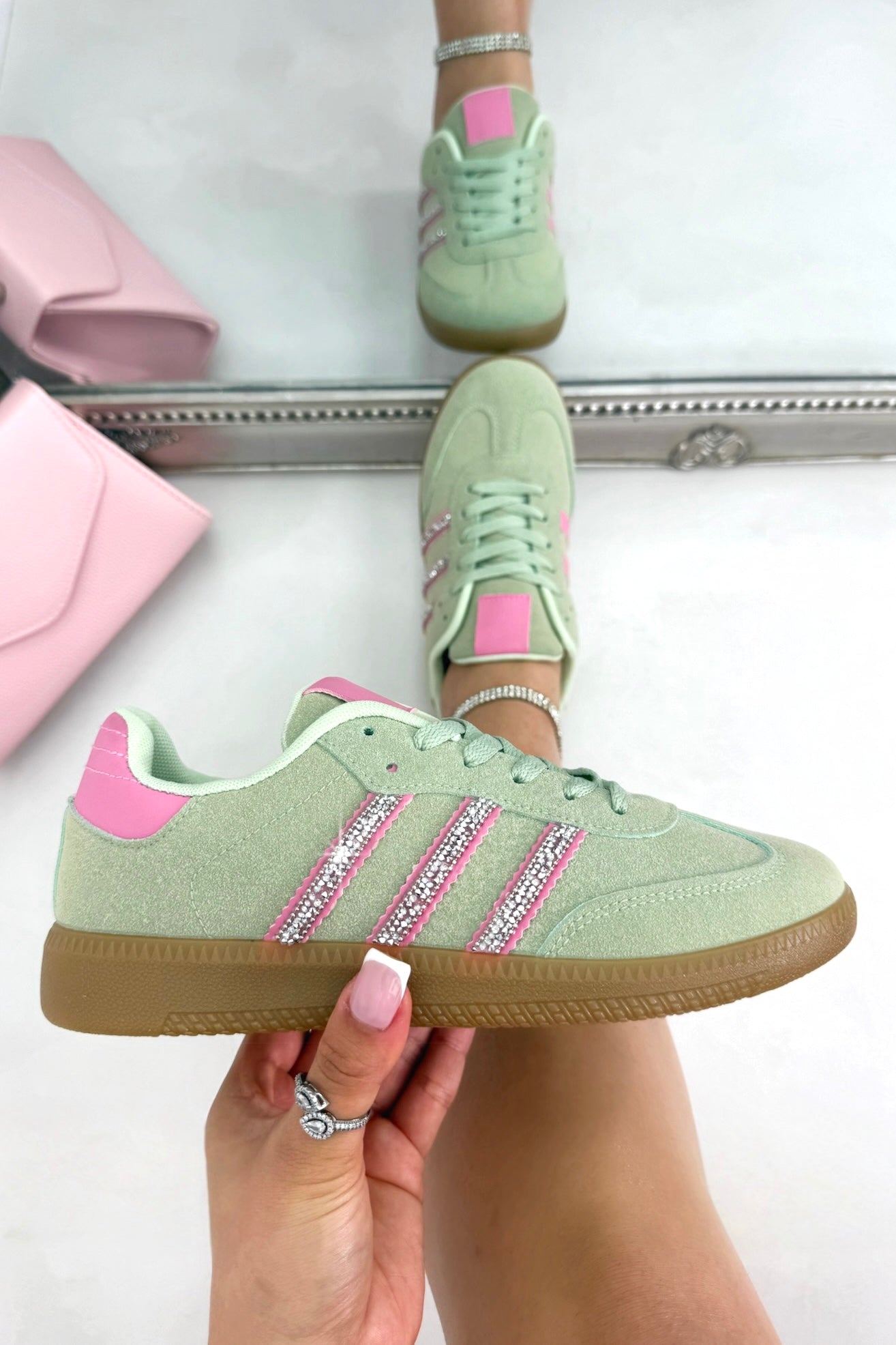 Damen Sneaker Grün mit Kristallstreifen