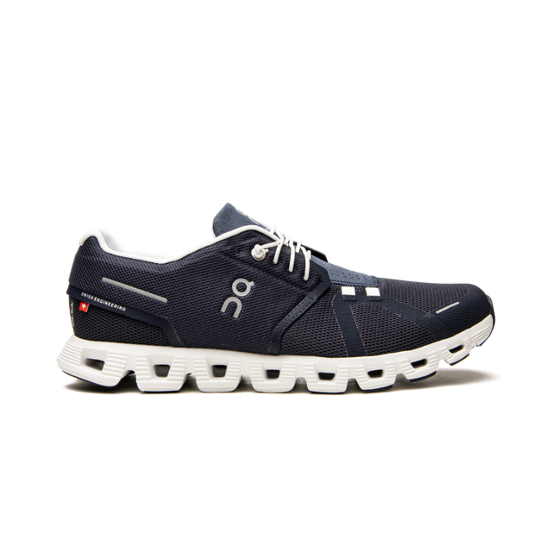 On Running Cloud 5 Laufschuhe in atmungsaktivem Design.