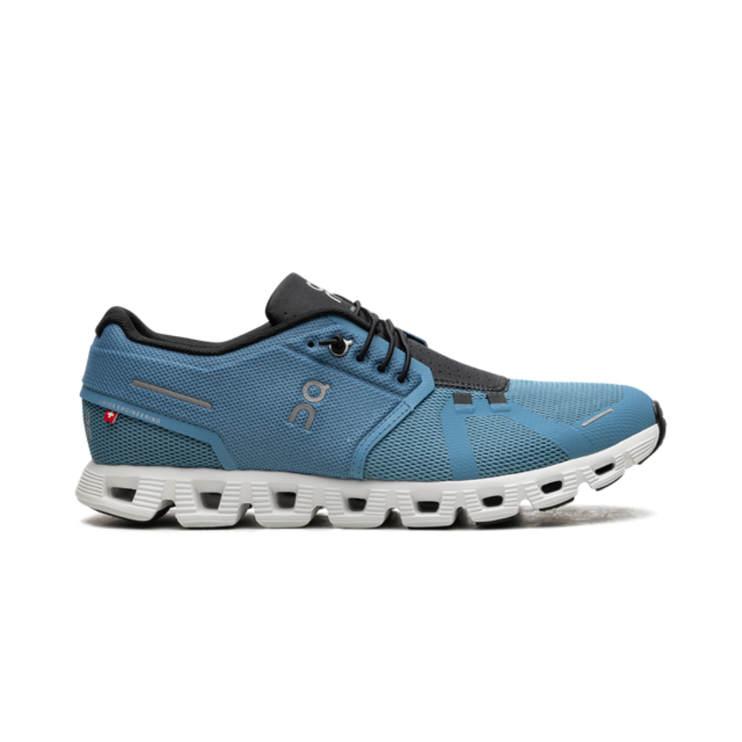 On Running Cloud 5 Sneaker in Niagara Blau und Schwarz, atmungsaktiv und leicht.