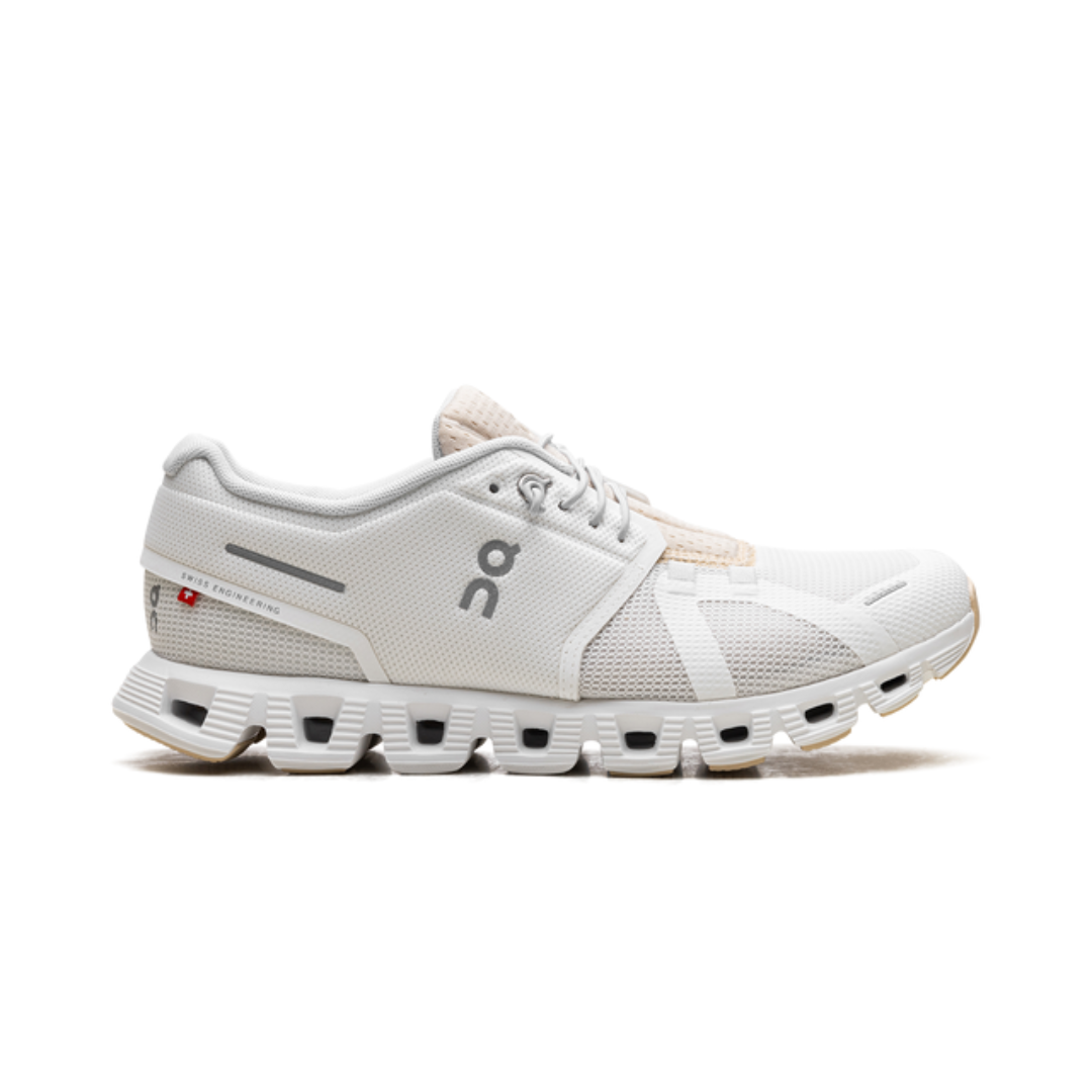 On Running Cloud 5 Push Laufschuhe in Ivory Savannah für Komfort und Agilität.