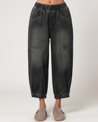 Bequeme schwarze Tapered Jeans mit elastischem Bund für Damen.