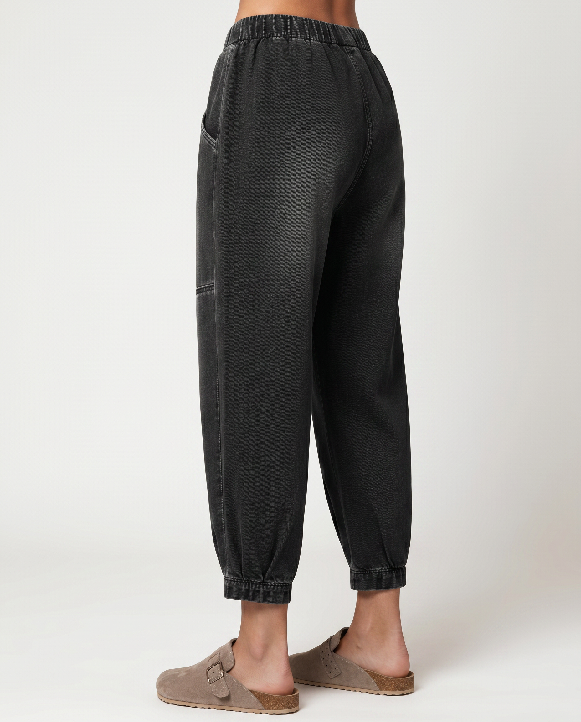 Bequeme schwarze Tapered Jeans mit elastischem Bund für Damen. 3