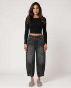 Bequeme schwarze Tapered Jeans mit elastischem Bund für Damen. 4