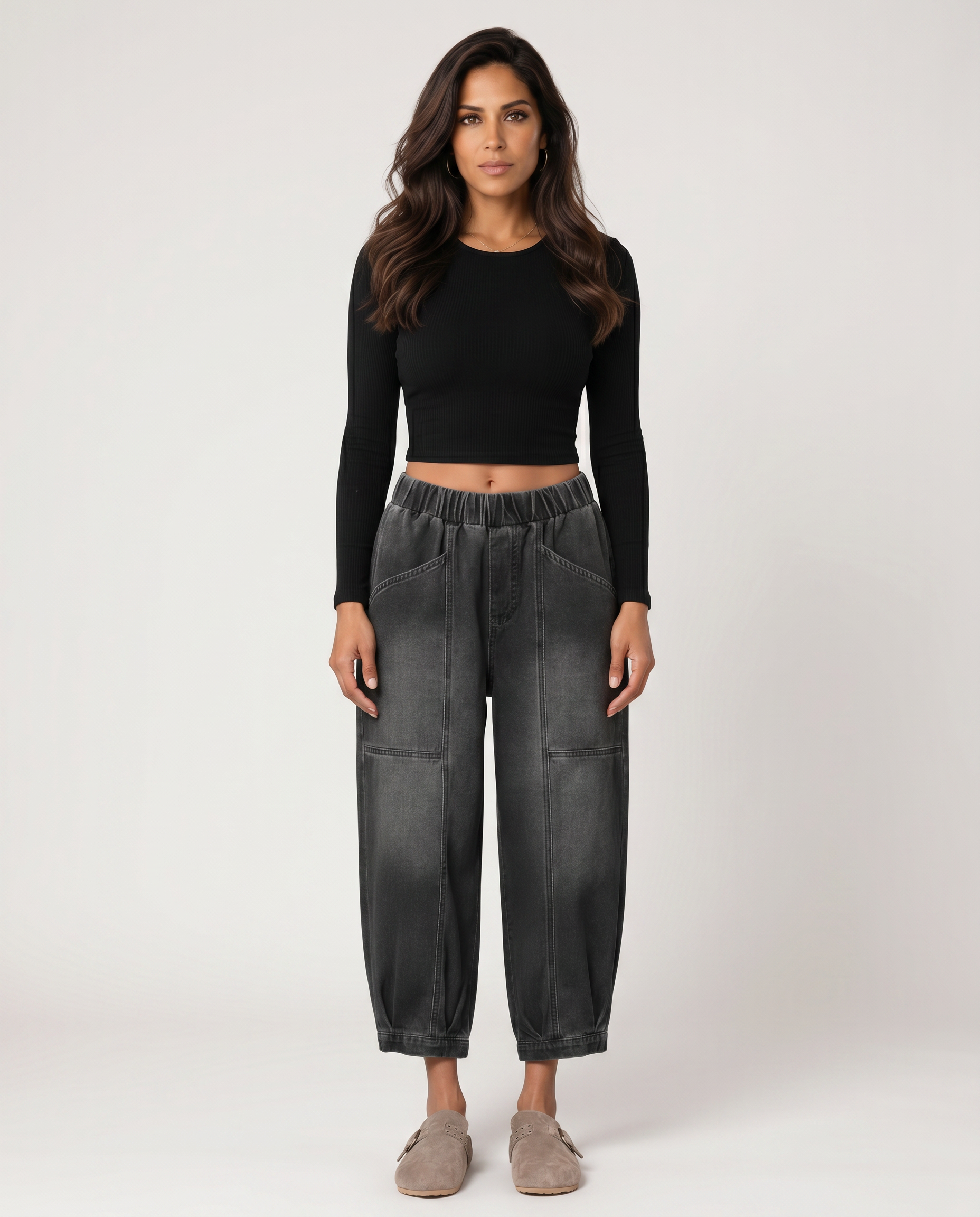 Bequeme schwarze Tapered Jeans mit elastischem Bund für Damen. 4