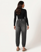 Bequeme schwarze Tapered Jeans mit elastischem Bund für Damen. 5