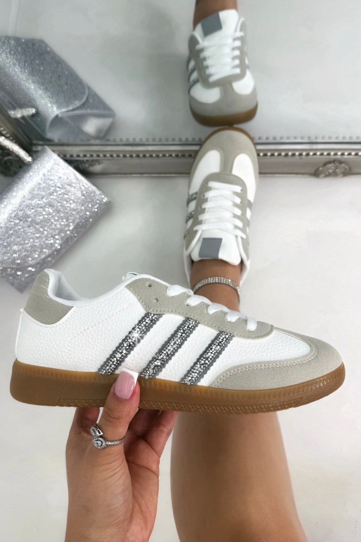 Retro Sneaker Weiß mit Kristallstreifen