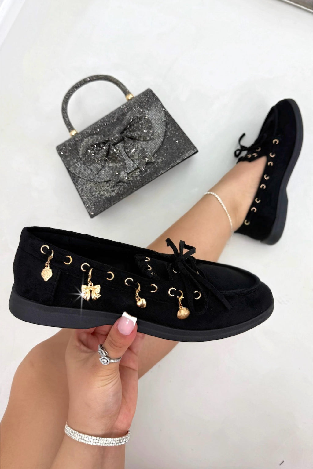 Elegante schwarze Samt Charme Luxe Schnürloafer für Damen.